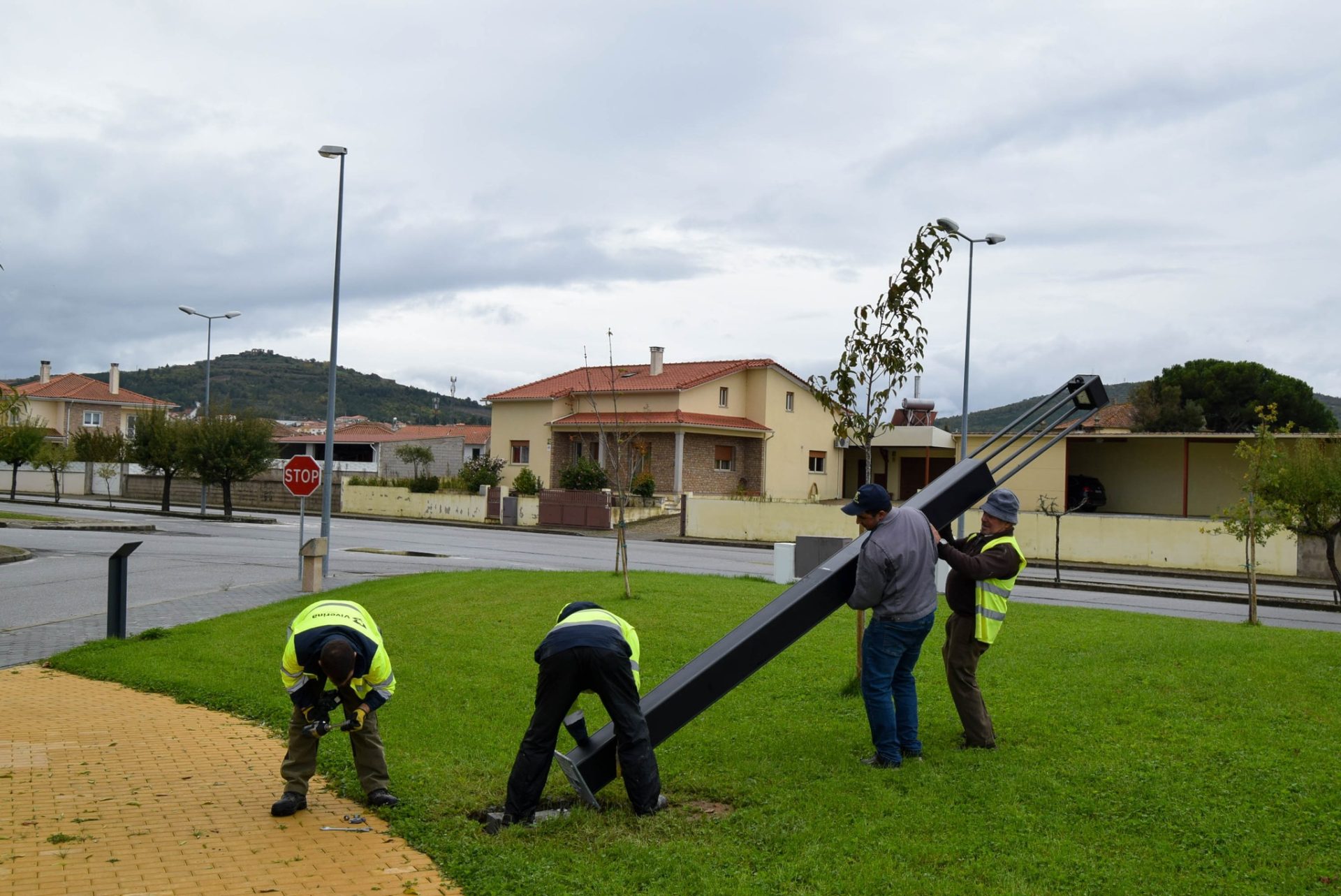 Instalação De Luminárias Sustentáveis E Ecológicas No Parque Verde Da Fonte Santa (8)